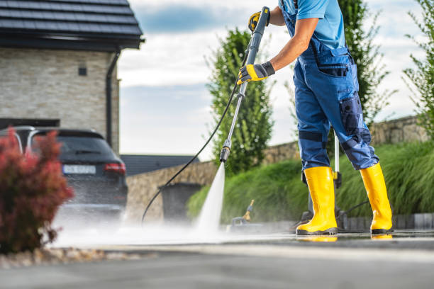 Best Driveway Pressure Washing  in Strathmore, CA